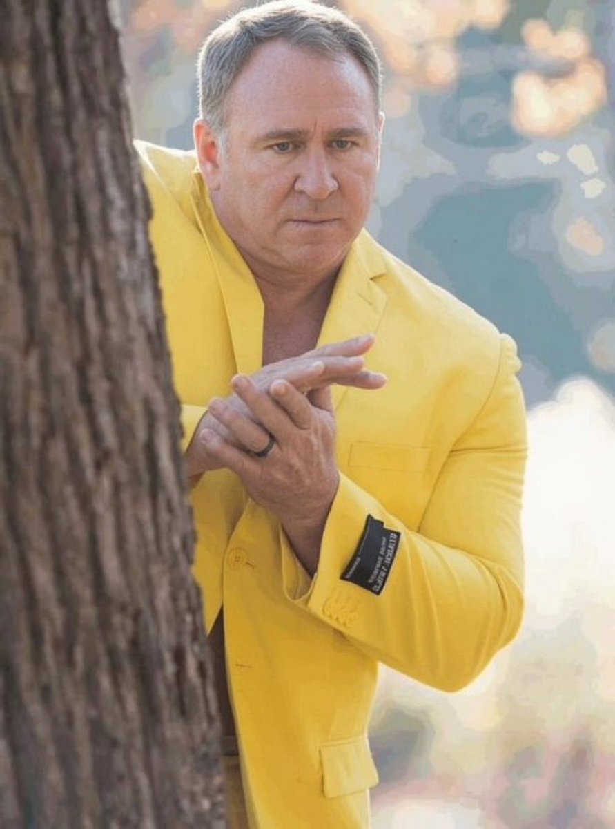 @leopoldasch Guess who was hiding behind that tree?